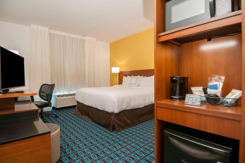 Guest room, 1 King, City view interior
